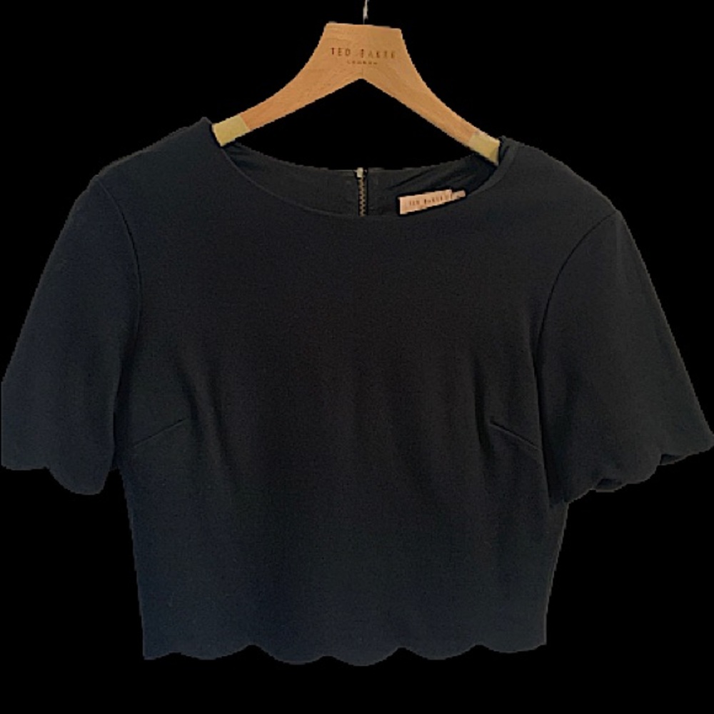 TED BAKER LONDON - SIPPAH Scallop hem cropped top